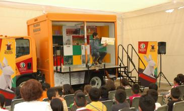 Benny Ibarra  leyó ante más de 200 niños en el móvil de Palabras Mágicas