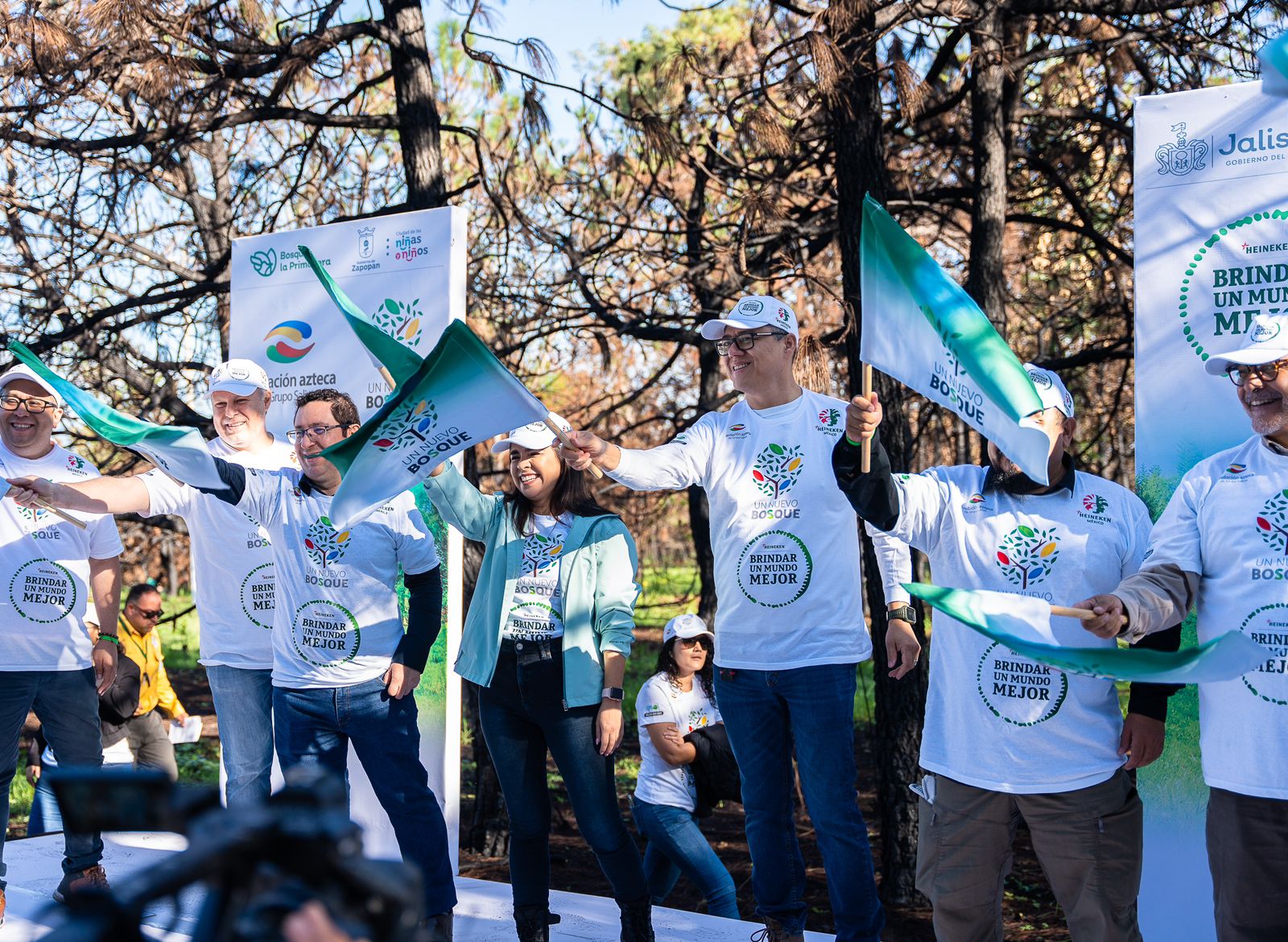 Participan cerca de 500 voluntarios en la jornada de reforestación del Bosque La Primavera.