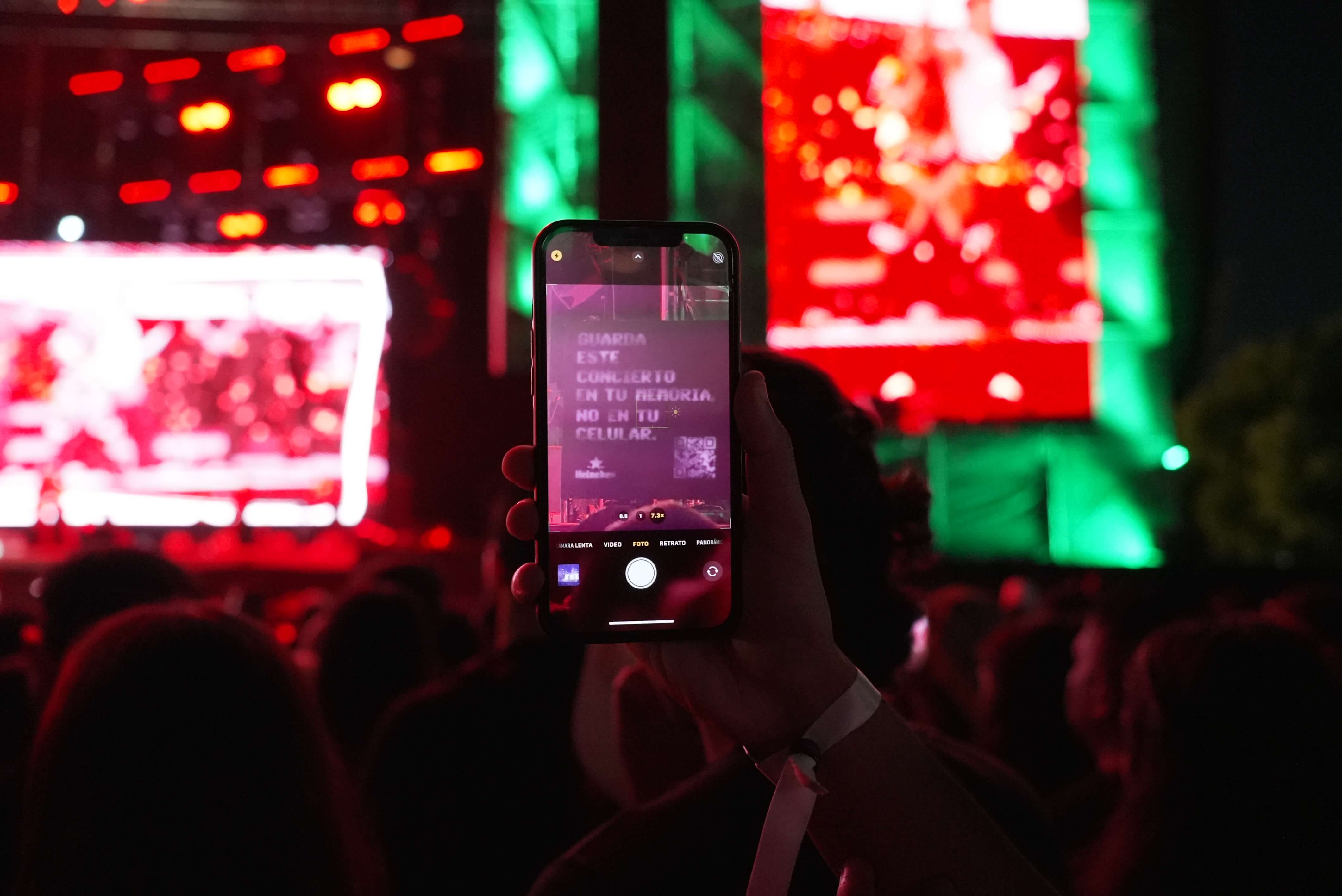 ¡Adiós a los celulares durante conciertos!  Heineken pide guardar los teléfonos durante festival