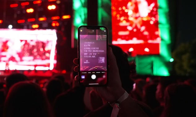 ¡Adiós a los celulares durante conciertos!  Heineken pide guardar los teléfonos durante festival