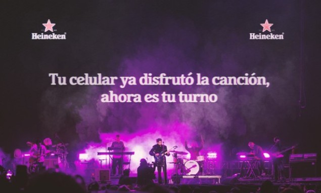 ¡Heineken lo hace de nuevo! Pide guardar celulares y disfrutar la música con Zoé