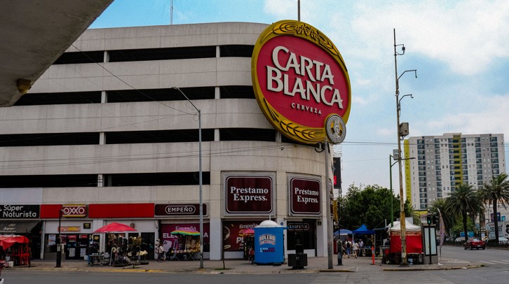 El icónico logo de Carta Blanca se despide del centro de Monterrey, pero su historia continúa