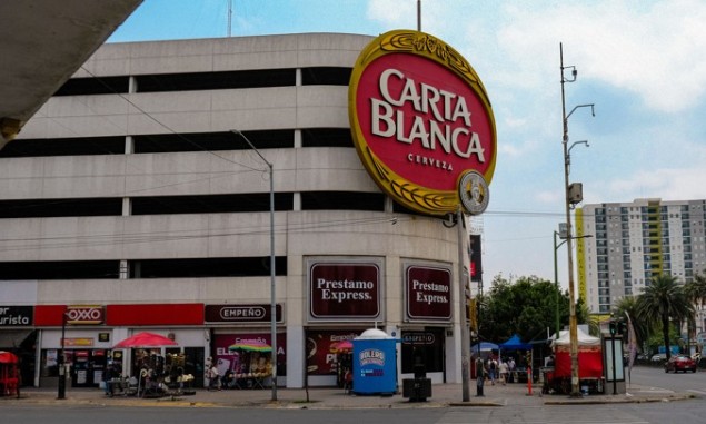 El icónico logo de Carta Blanca se despide del centro de Monterrey, pero su historia continúa