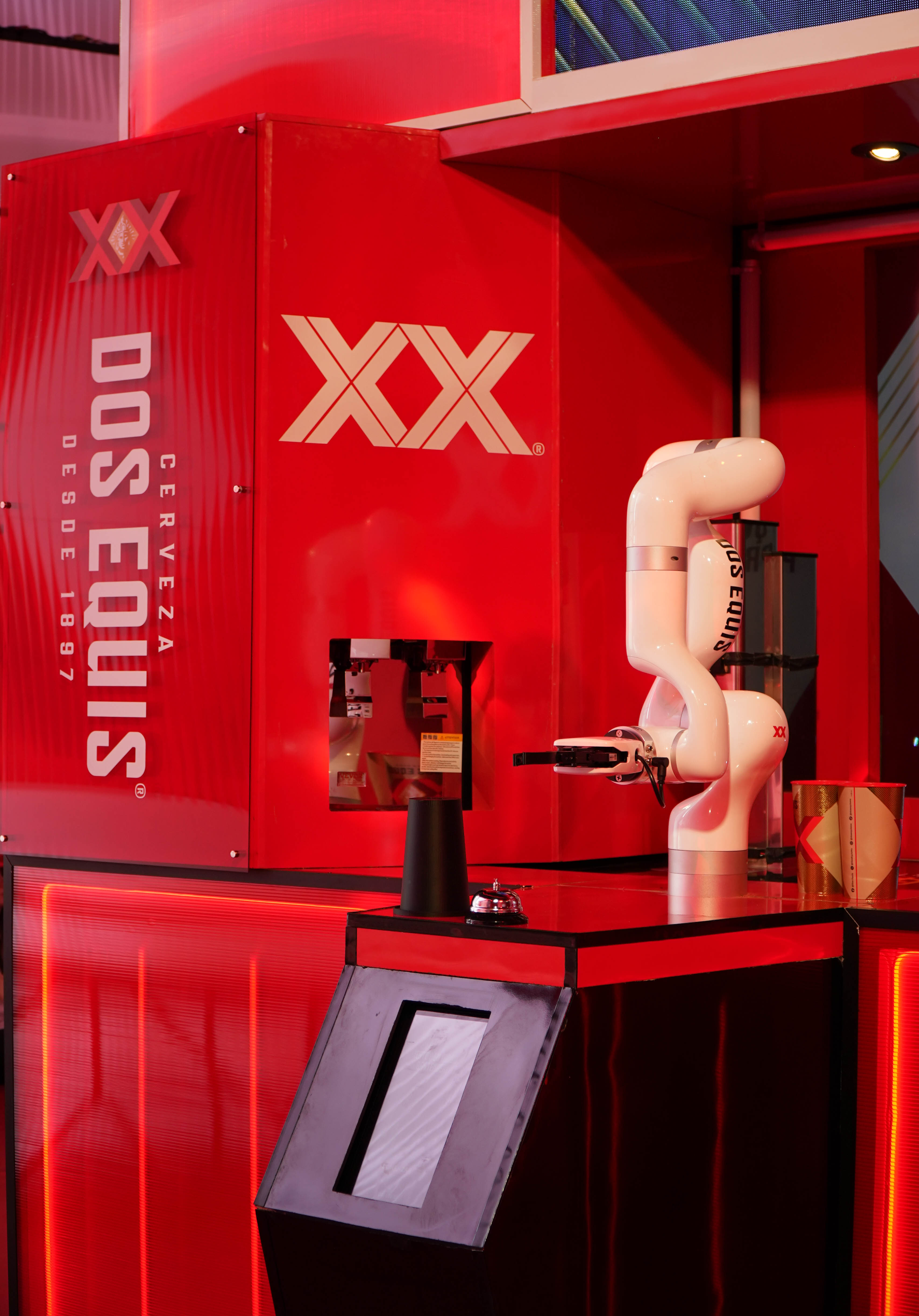 Dos Equis apuesta por la innovación en el festival Resuena con una barra robótica y signature drinks creados especialmente para festivales