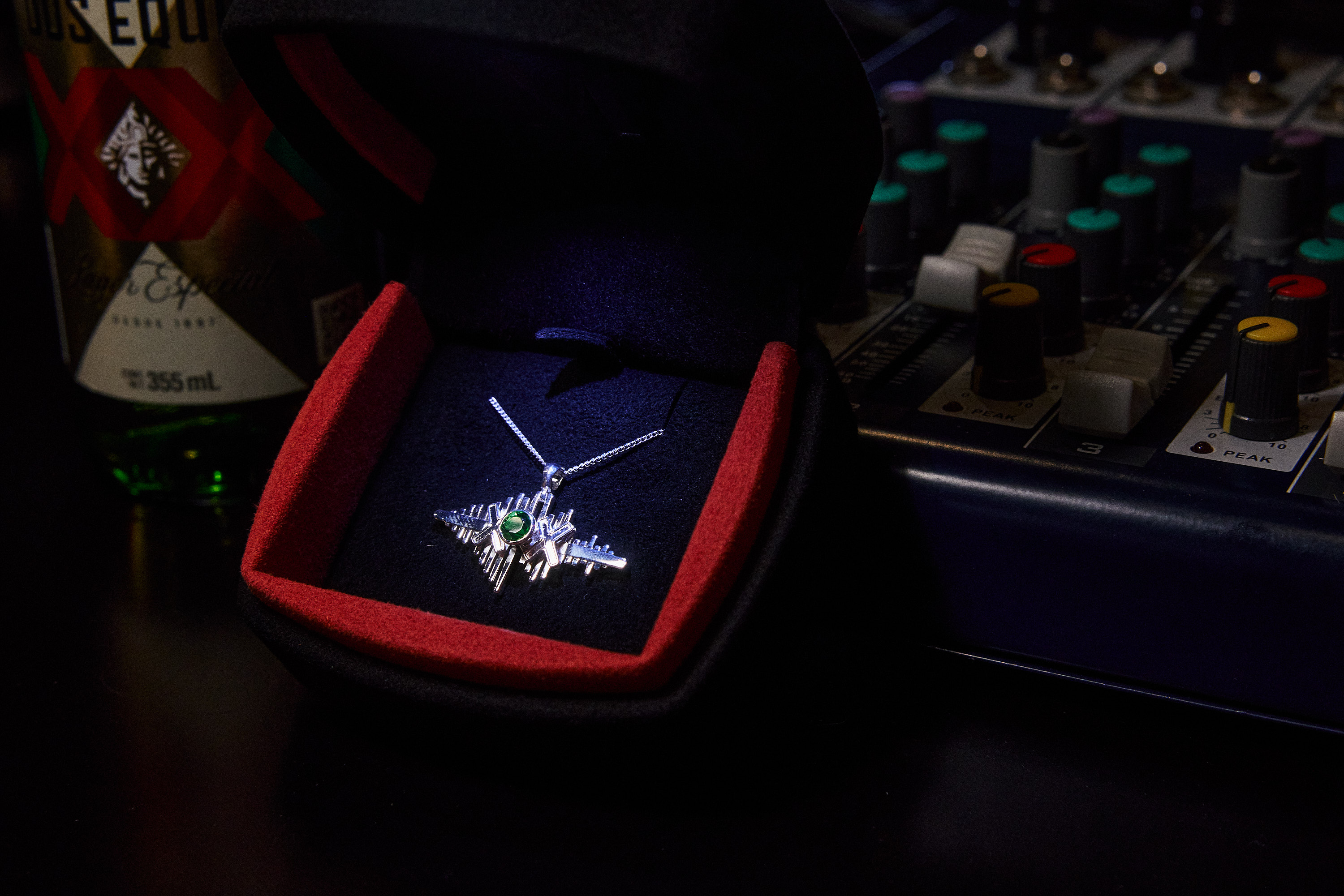 Dos Equis transforma sus icónicas botellas verdes en    una colección exclusiva de joyas