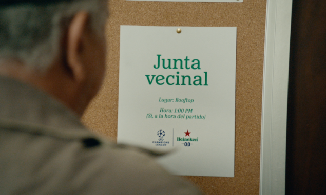 De la incomodidad de tocar la puerta a gritar un gol juntos: Heineken une a vecinos en México alrededor de la Champions League.